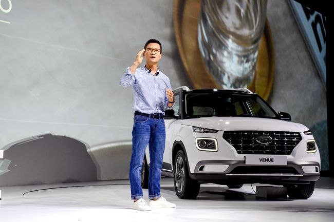 현대차 소형 SUV ‘베뉴’를 소개하고 있는 이광국 현대차 국내영업본부장(부사장).