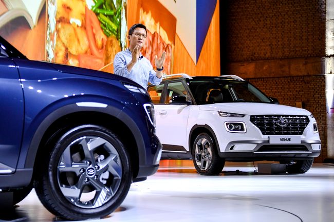 현대차 소형 SUV ‘베뉴’를 소개하고 있는 이광국 현대차 국내영업본부장(부사장).