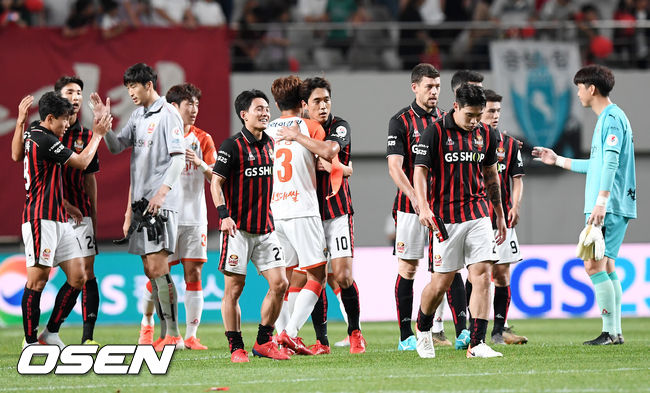 경기를 마치고 양 팀 선수들이 격려를 하고 있다./ rumi@osen.co.kr