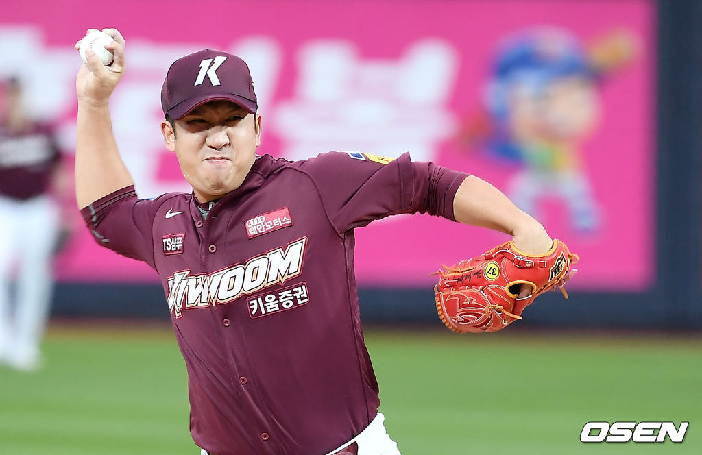 11일 오후 경기도 수원 KT위즈파크에서  '2019 신한은행 MY CAR KBO리그’ KT 위즈와 키움 히어로즈의 경기가 열렸다.1회말 키움 신재영이 역투하고 있다. / youngrae@osen.co.kr