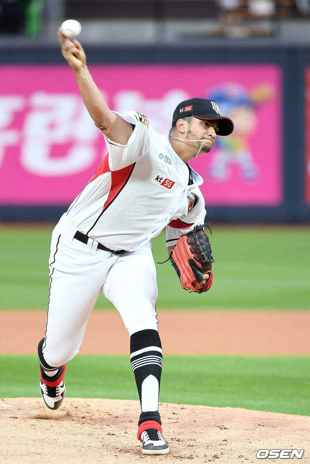 11일 오후 경기도 수원 KT위즈파크에서  '2019 신한은행 MY CAR KBO리그’ KT 위즈와 키움 히어로즈의 경기가 열렸다.1회초 KT 쿠에바스가 역투하고 있다. / youngrae@osen.co.kr