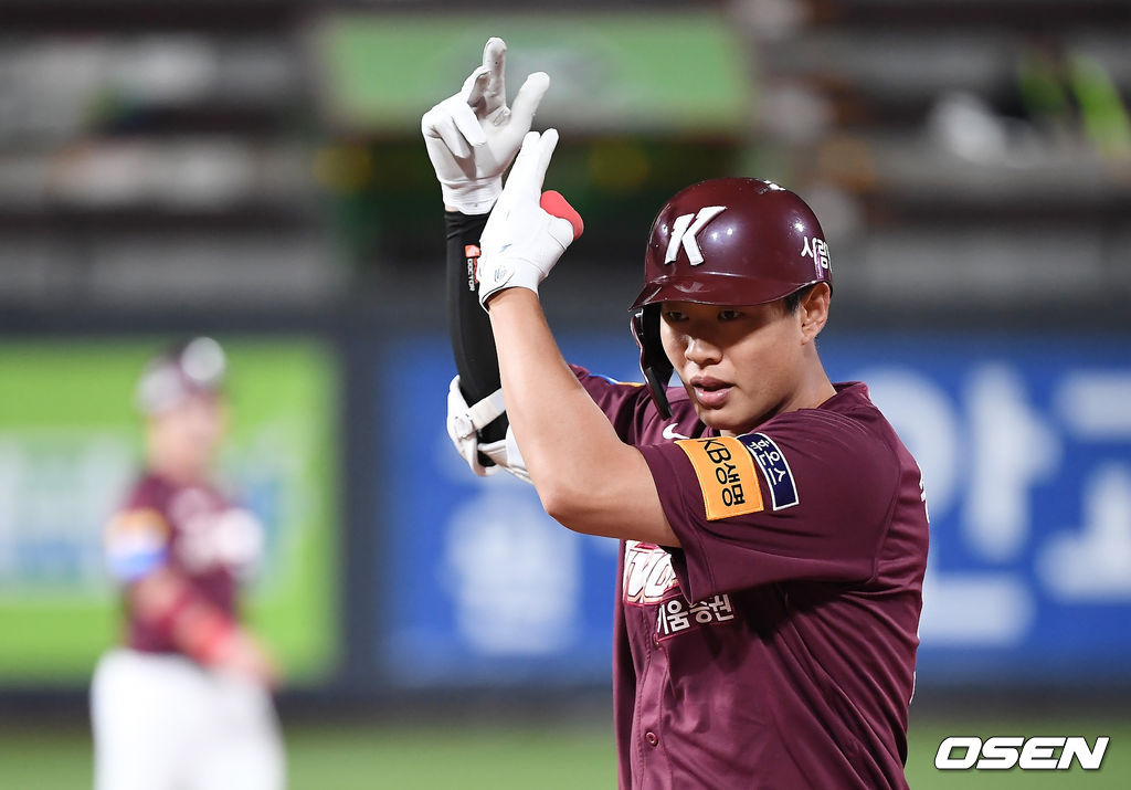 11일 오후 경기도 수원 KT위즈파크에서  '2019 신한은행 MY CAR KBO리그’ KT 위즈와 키움 히어로즈의 경기가 열렸다.8회초 무사 만루 키움 송성문이 2타점 적시타를 때린 뒤 세레머니를 하고 있다. / youngrae@osen.co.kr