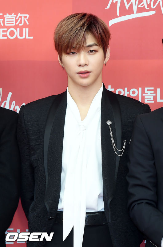 워너원 강다니엘이 6일 오후 서울 고척스카이돔에서 열린 제33회 골든디스크어워즈 시상식 레드카펫 행사에 참석해 포토타임을 하고 있다. /rumi@osen.co.kr