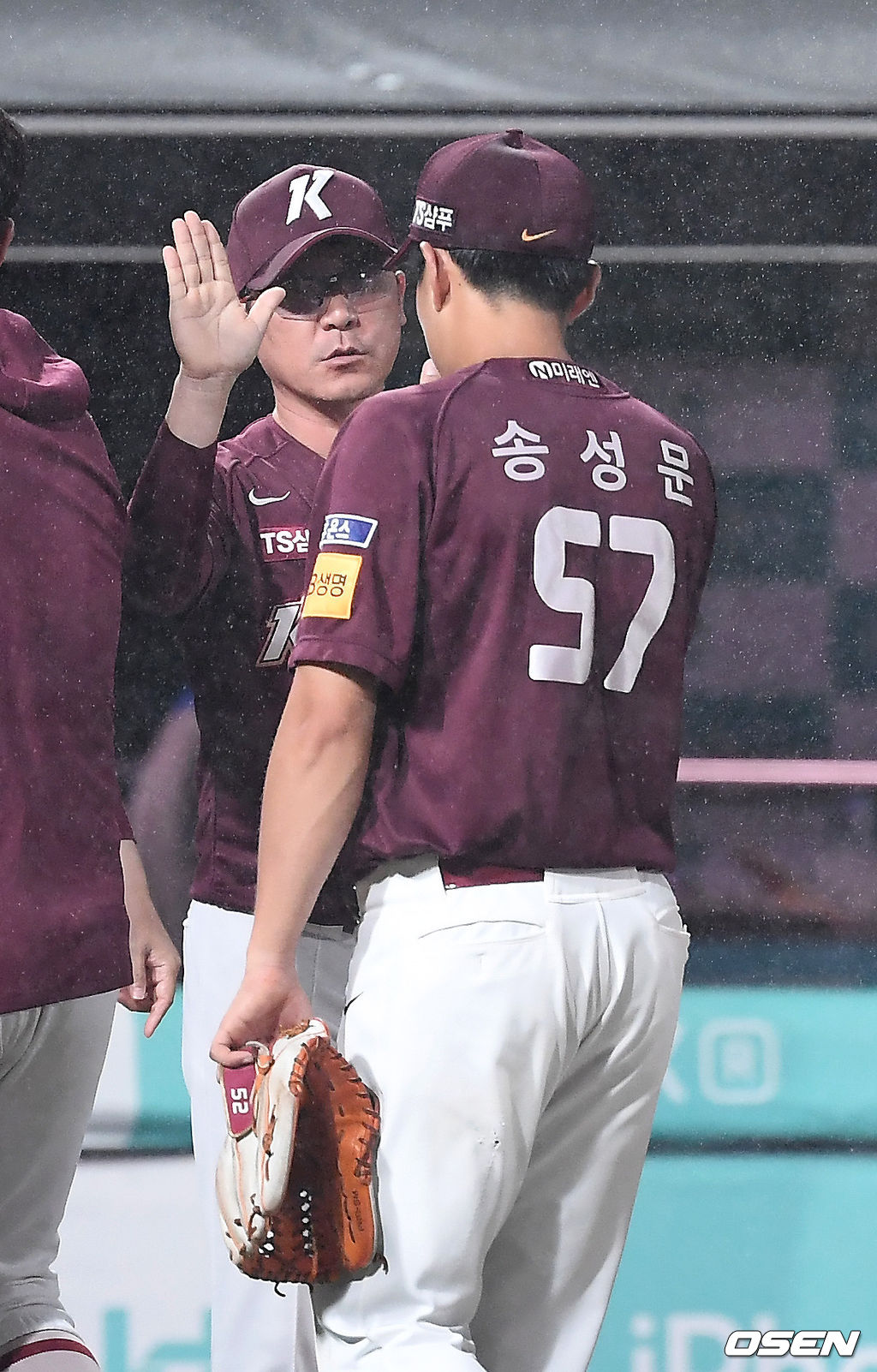 키움은 11일 수원 KT위즈파크에서 열린 KT 위즈와의 원정경기에서 4-2 승리를 거두고 5연승을 내달렸다.승리를 거둔 키움 장정석 감독이 송성문과 기뻐하고 있다. / youngrae@osen.co.kr