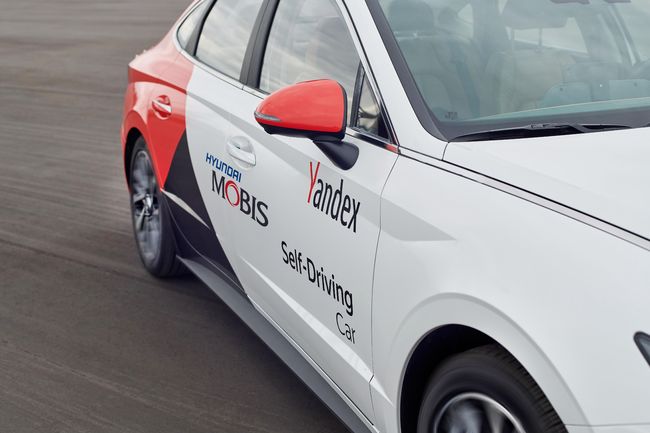 현대모비스와 얀덱스가 스마트 모빌리티 디바이스인 신형 쏘나타를 기반으로 구성한 완전자율주행 플랫폼.