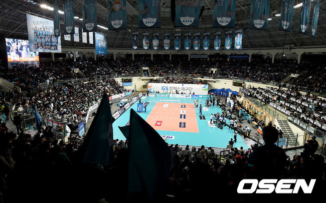 도드람 2018-2019 V리그 포스트시즌 2차전 여자부 GS칼텍스와 한국도로공사의 경기가 17일 오후 서울 중구 장충체육관에서 열렸다.경기장을 찾은 많은 팬들이 봄 배구를 즐기고 있다. /pjmpp@osen.co.kr