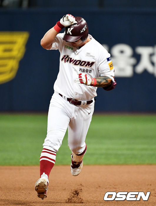 8회말 선두타자 키움 박병호가 홈런을 날린 뒤 세리머니를 하고 있다. /pjmpp@osen.co.kr