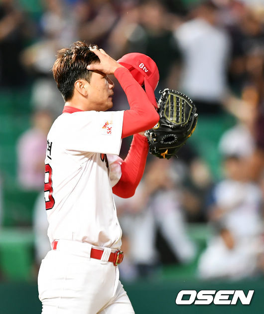 7회초 2사 SK 김광현이 마운드에서 내려오고 있다. /pjmpp@osen.co.kr