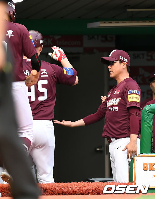 4회초 2사 1루 키움 샌즈가 2점 홈런을 날린 뒤 장정석 감독과 하이파이브를 하고 있다. /pjmpp@osen.co.kr