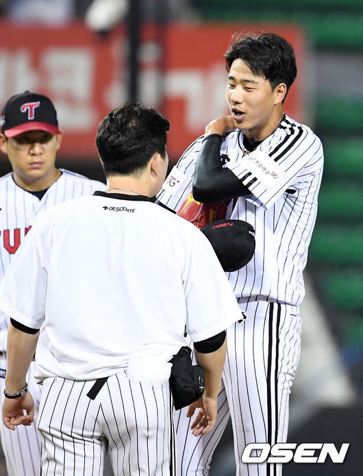 7회초 2사 LG 정우영이 삼성 러프의 타구에 어깨를 맞았지만 트레이너 코치에게 괜찮다고 말하고 있다./rumi@osen.co.kr