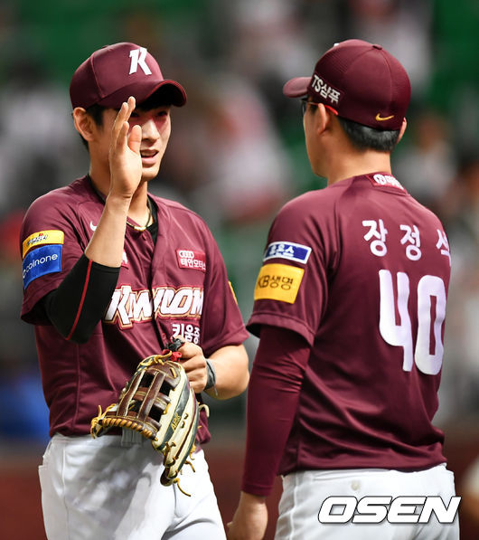 경기에서 승리한 키움 장정석 감독이 이정후와 하이파이브를 하고 있다. /pjmpp@osen.co.kr