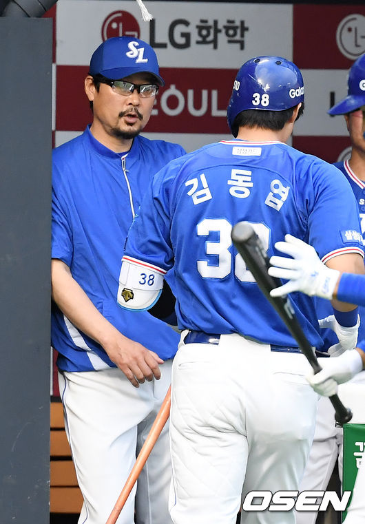 2회초 2사 삼성 김동엽이 좌월 솔로 홈런을 날린 후 덕아웃에서 김한수 감독과 하이파이브를 하고 있다./rumi@osen.co.kr