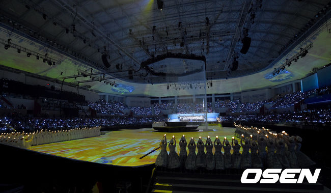 ‘제18회 2019 광주FINA세계수영선수권대회’ 개막식이 12일 오후 광주여자대학교 체육관에서 열렸다.웅장한 개막식 퍼포먼스가 진행되고 있다. /dreamer@osen.co.kr