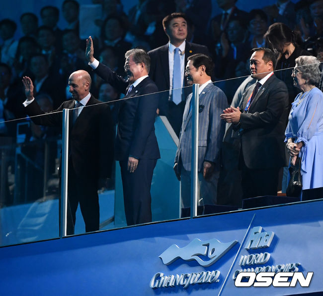 .문재인 대통령이 개막식에 참석해 관중들에게 인사하고 있다. /dreamer@osen.co.kr