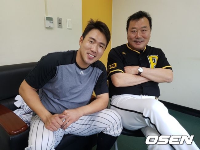 전준우와 유승안 경찰 야구단 감독 /what@osen.co.kr