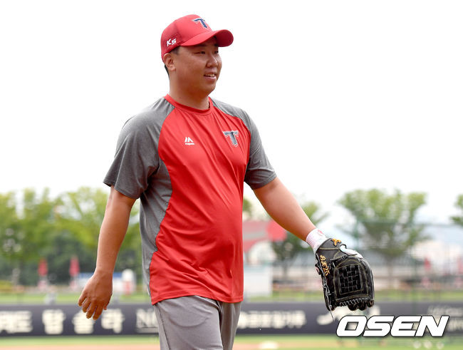 13일 오후 광주-KIA 챔피언스필드에서 ‘2019 신한은행 MY CAR KBO리그’ KIA 타이거즈와 한화 이글스의 경기가 열린다.오늘 은퇴식을 갖는 KIA 이범호가 수비 훈련을 마친 뒤 그라운드를 나서고 있다. /dreamer@osen.co.kr