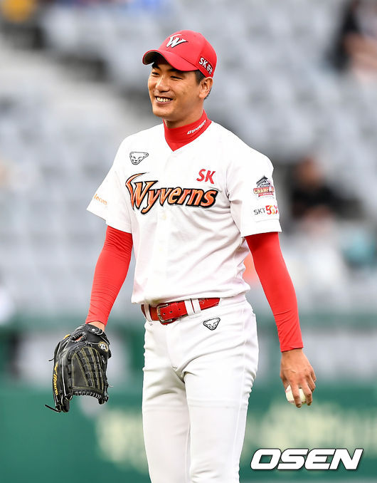 3회초 선두타자 키움 장영석의 안타성 타구를 SK 김성현이 잡아내자 김광현이 미소 짓고 있다. /pjmpp@osen.co.kr