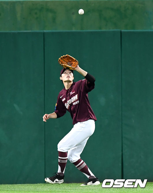 8회말 2사 만루 SK 김강민의 타구를 키움 임병욱이 펜스 앞에서 잡아내고 있다. /pjmpp@osen.co.kr