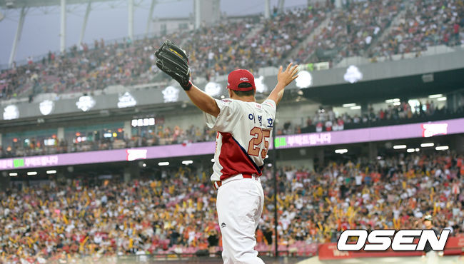 이날 은퇴경기를 갖은 KIA 이범호가 6회초 교체되며 팬들에게 인사하고 있다. /dreamer@osen.co.kr