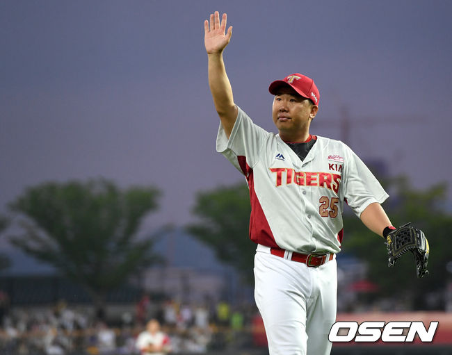 13일 오후 광주-KIA 챔피언스필드에서 ‘2019 신한은행 MY CAR KBO리그’ KIA 타이거즈와 한화 이글스의 경기가 열렸다. 은퇴경기를 갖는 KIA 이범호가 6회초 교체되며 팬들에게 인사하고 있다. 그의 눈에는 눈물이 고여있었다.  /dreamer@osen.co.kr