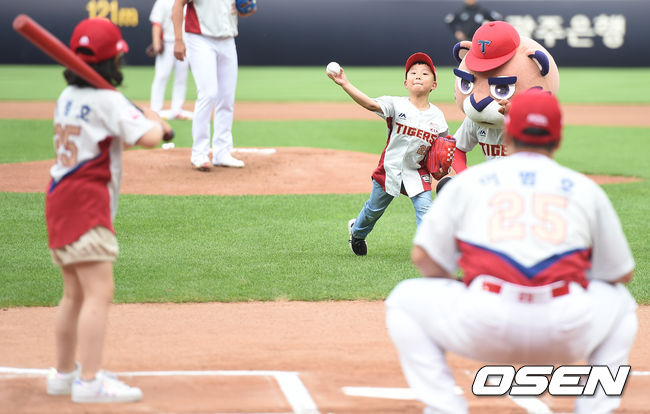 . 은퇴경기를 갖는 KIA 이범호가 아들 이황 군, 딸 이다은 양과 시구-시타-시포를 하고 있다. /dreamer@osen.co.kr