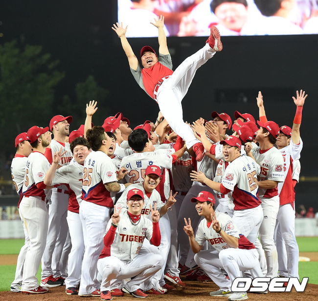 이범호가 경기후 은퇴식에서 팀 동료들에게 헹가래를 받고 있다. /dreamer@osen.co.kr