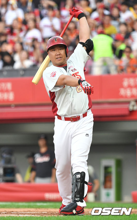 13일 오후 광주-KIA 챔피언스필드에서 ‘2019 신한은행 MY CAR KBO리그’ KIA 타이거즈와 한화 이글스의 경기가 열렸다.2회말 무사 선두타자로 나선 KIA 이범호가 타석에 들어서며 스윙 연습을 하고 있다. /dreamer@osen.co.kr