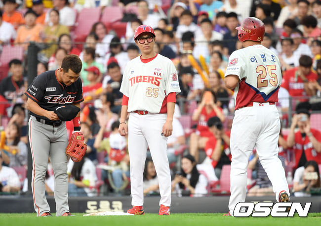 2회말 무사 선두타자로 나선 KIA 이범호가 볼넷을 골라낸 뒤 출루했다. 모자를 벗어 이범호를 맞이하는 한화 1루수 정근우. /dreamer@osen.co.kr