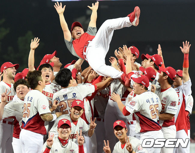 OSEN=광주, 최규한 기자] 멋진 꽃범호의 퇴장이었다. KIA타이거즈 베테랑 내야수 이범호(38)가 생애 마지막 경기를 마치고 화려한 은퇴식과 축복을 받으며 야인으로 돌아갔다. 이범호는 13일 광주-기아 챔피언스필드에서 열린 '2019신한은행 MYCAR KBO리그' 친정 한화이글스와의 은퇴 경기에 선발출전해 볼넷 1개를 골랐고 2타수 무안타를 기록했다. 2001경기째 생애 마지막 타석에 찾아온 만루기회를 살리지 못했지만 멋진 마침표였다.  이범호가 은퇴식에서 팀 동료들에게 헹가래를 받고 있다. /dreamer@osen.co.kr