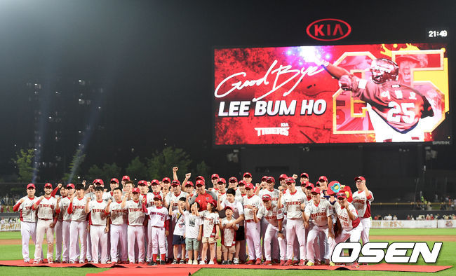 이범호와 선수단, 코칭스태프가 은퇴식을 마치고 기념촬영을 하고 있다. /dreamer@osen.co.kr