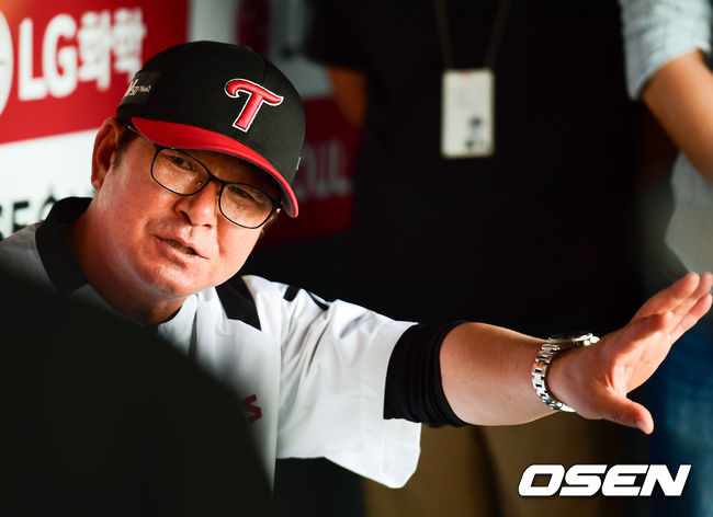 경기에 앞서 LG 류중일 감독이 취재진과 이야기를 나누고 있다. /jpnews@osen.co.kr