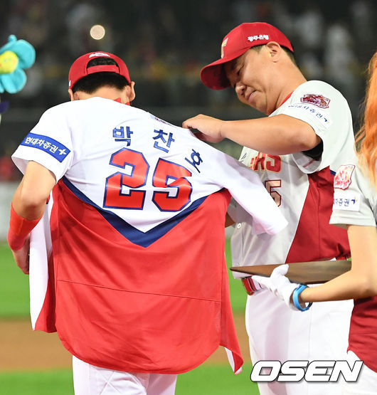 멋진 꽃범호의 퇴장이었다.   KIA타이거즈 베테랑 내야수 이범호(38)가 생애 마지막 경기를 마치고 화려한 은퇴식과 축복을 받으며 야인으로 돌아갔다. 이범호는 13일 광주-기아 챔피언스필드에서 열린 '2019신한은행 MYCAR KBO리그' 친정 한화이글스와의 은퇴 경기에 선발출전해 볼넷 1개를 골랐고 2타수 무안타를 기록했다. 2001경기째 생애 마지막 타석에 찾아온 만루기회를 살리지 못했지만 멋진 마침표였다.    KIA 이범호 은퇴식에서 후배 박찬호에게 등번호 25번을 물려주며 격려하고 있다. /dreamer@osen.co.kr