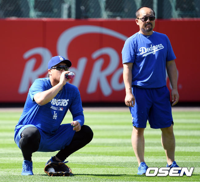 류현진이 김용일 트레이너와 스트레칭 후 목을 축이고 있다. / eastsea@osen.co.kr