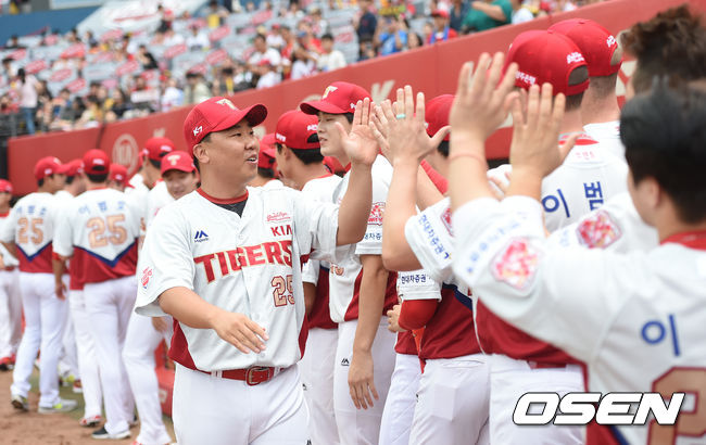 지난 13일 한화이글스와의 은퇴경기를 마친 KIA 이범호가  동료들과 하이파이브를 나누고 있다. /dreamer@osen.co.kr