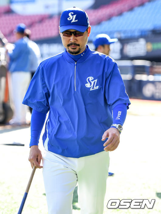 김한수 삼성 감독이 더그아웃으로 발걸음을 옮기고 있다. /pjmpp@osen.co.kr