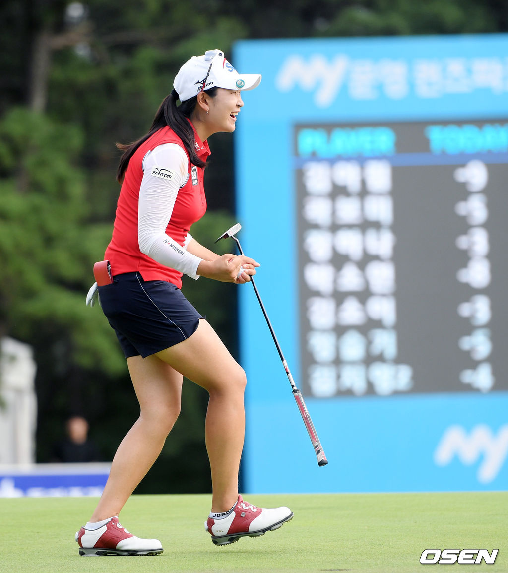 18번홀 파 퍼팅 성공시키며 우승 확정지은 김아림이 환호하고 있다. / eastsea@osen.co.kr