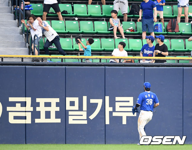 14일 오후 서울 잠실야구장에서 ‘2019년 신한은행 마이카 KBO리그’ LG 트윈스와 삼성 라이온즈의 경기가 열렸다.4회말 1사에서 삼성 김동엽이 LG 이형종의 홈런 타구를 바라보고 있다. /sunday@osen.co.kr