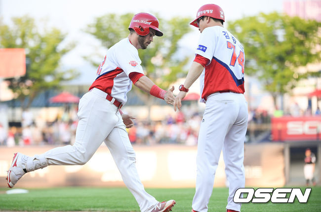 KIA 터커가 솔로홈런을 날린뒤 베이스를 돌고 있다 / soul1014@osen.co.kr