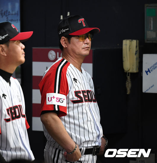 14일 오후 서울 잠실야구장에서 ‘2019년 신한은행 마이카 KBO리그’ LG 트윈스와 삼성 라이온즈의 경기가 열렸다.8회초 LG 류중일 감독이 그라운드를 바라보고 있다. /sunday@osen.co.kr