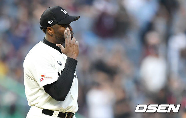 14일 오후 인천 SK행복드림구장에서 '2019 신한은행 MY CAR KBO리그’ SK 와이번스와 키움 히어로즈의 경기가 열렸다.7회초 2사 1,2루 SK 소사가 키움 박병호를 상대로 삼진을 잡아낸 뒤 세레머니를 하고 있다. / youngrae@osen.co.kr