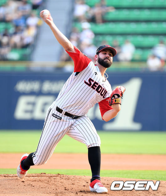 14일 오후 서울 잠실야구장에서 ‘2019년 신한은행 마이카 KBO리그’ LG 트윈스와 삼성 라이온즈의 경기가 열렸다.1회초 무사에서 LG 선발투수 켈리가 역투하고 있다. /sunday@osen.co.kr