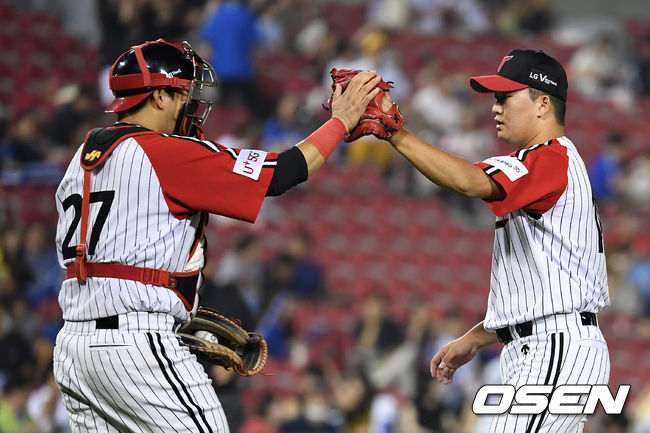 경기 종료 후 LG 유강남과 고우석이 승리의 기쁨을 나누고 있다. /sunday@osen.co.kr