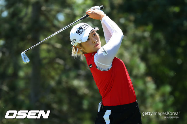 이정은이 마라톤 클래식 최종라운드 2번홀에서 티샷을 하고 타구를 지켜보고 있다. / ⓒGettyimages(무단전재 및 재배포 금지)