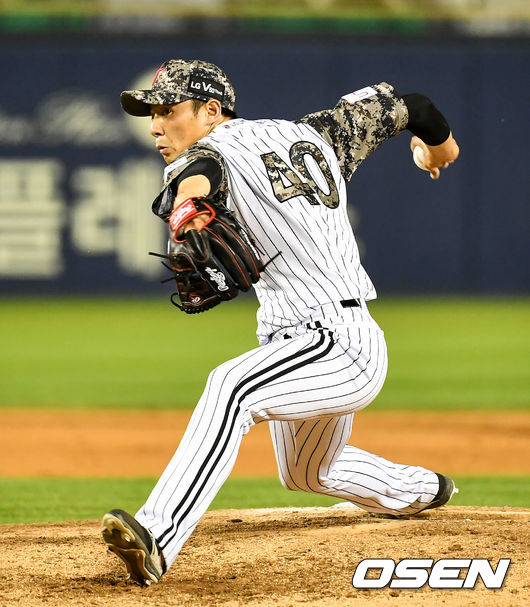 비선수 출신 KBO 최초 1군에 등록된 한선태가 8회초 마운드에 올라 역투하고 있다. /pjmpp@osen.co.kr.