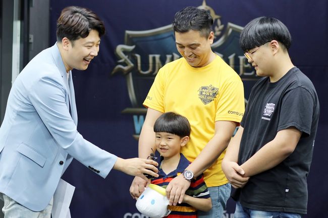 SWC 2019 한국 지역 예선에 참가한 ‘아기가4명’ 선수와 두 아들의 인터뷰 모습 / 컴투스 제공.