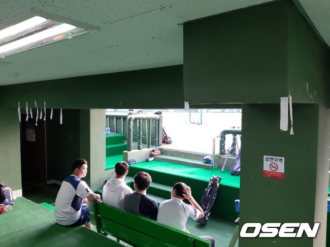 천장이 낮아 위험한 청주구장 3루 덕아웃. /waw@osen.co.kr