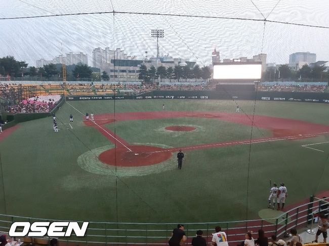 조명탑 문제로 경기가 5분간 중단된 청주구장. /waw@osen.co.kr