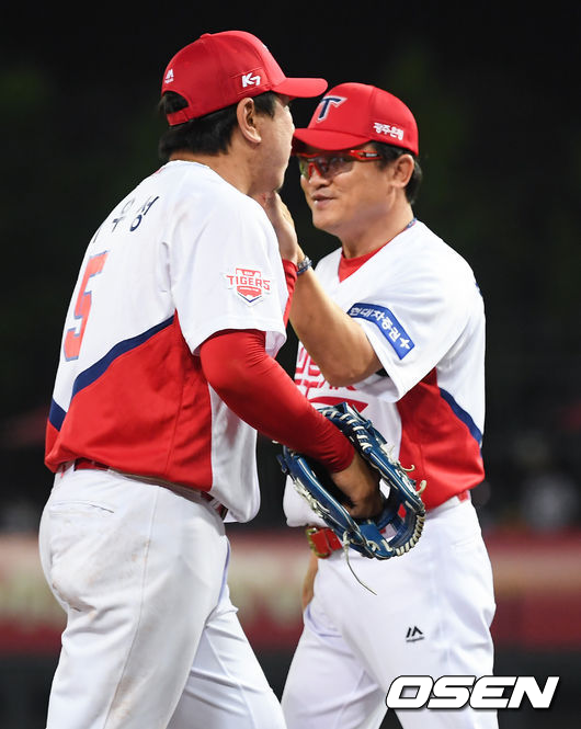 KIA타이거즈 이우성이 경기를 마치고 박흥식 감독대행과 하이파이브를 하고 있다. / soul1014@osen.co.kr