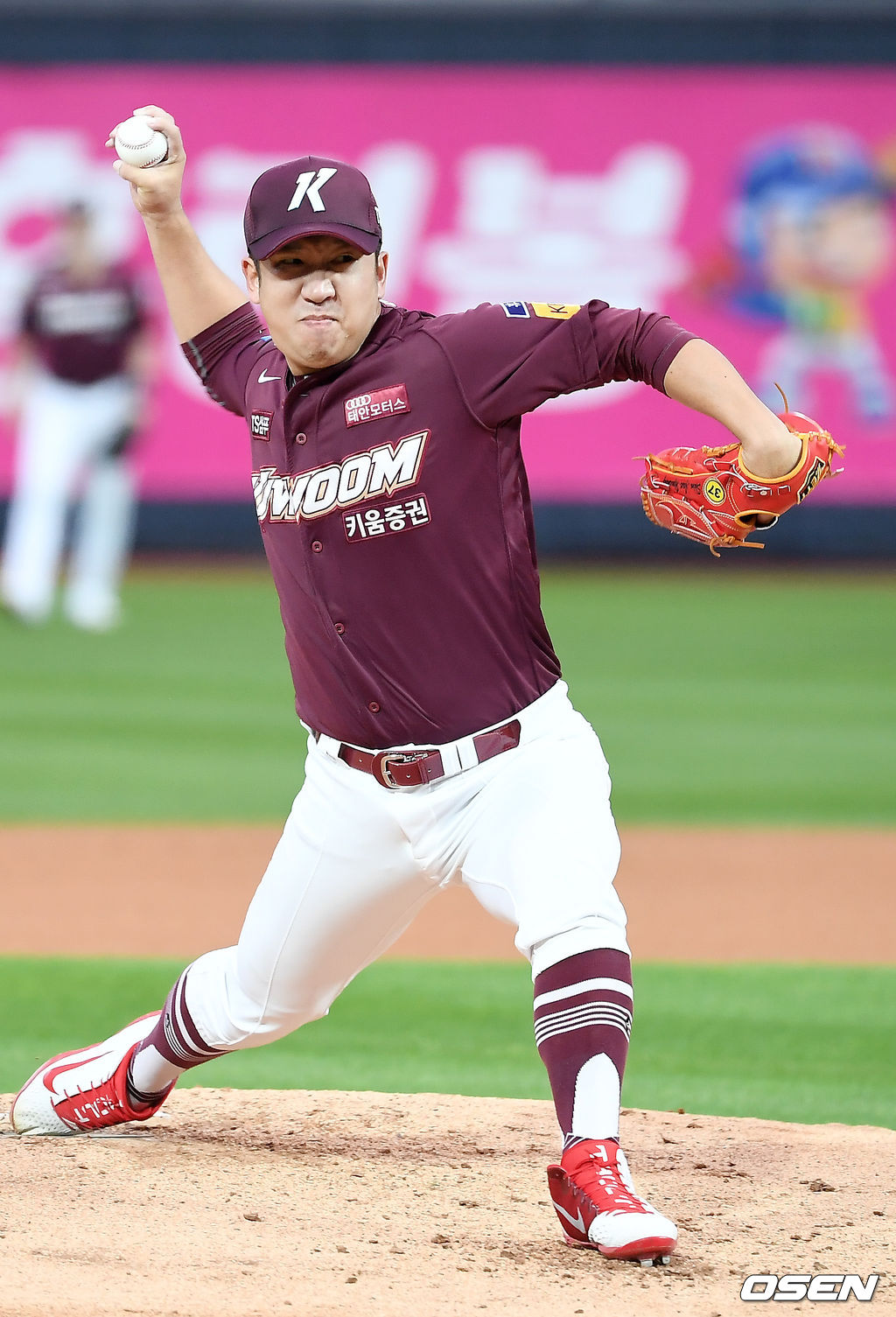 11일 오후 경기도 수원 KT위즈파크에서  '2019 신한은행 MY CAR KBO리그’ KT 위즈와 키움 히어로즈의 경기가 열렸다.1회말 키움 신재영이 역투하고 있다. / youngrae@osen.co.kr