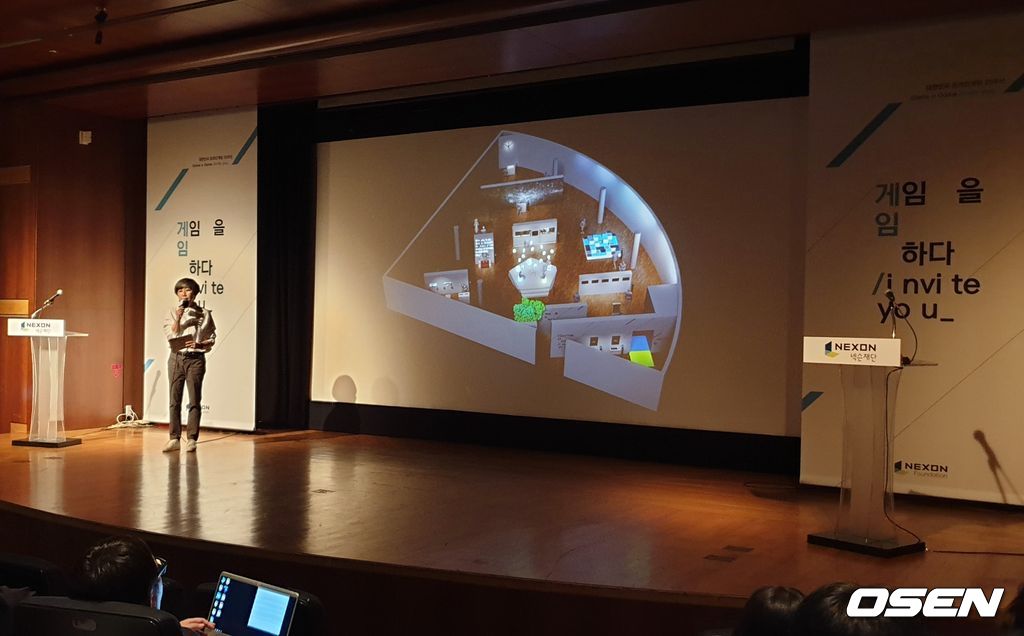 전시회 부스 위치를 설명하고 있는 최윤아 넥슨컴퓨터박물관 관장.